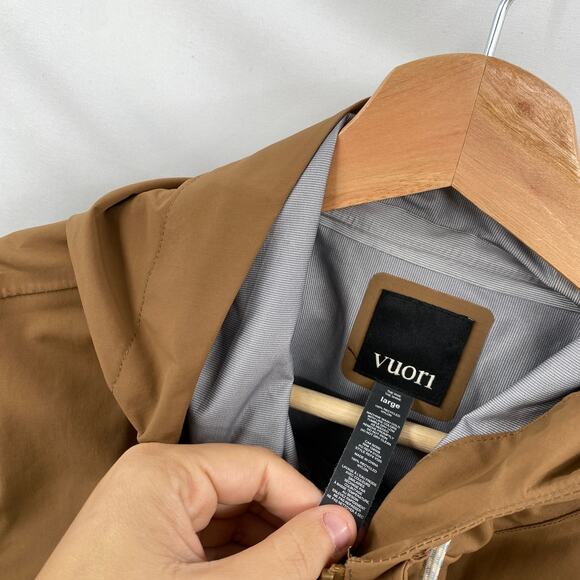 Vuori Men's Large Palisades Rain Jacket in acorn - Picture 4 of 5